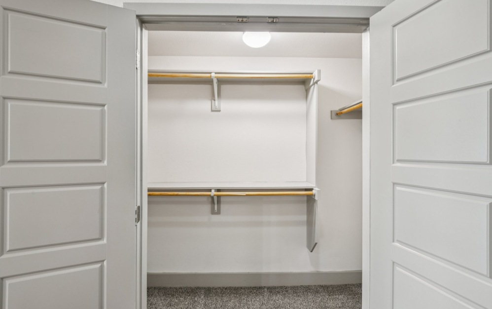 S3 - Studio floorplan layout with 1 bathroom and 682 square feet (Closet
, 3D)