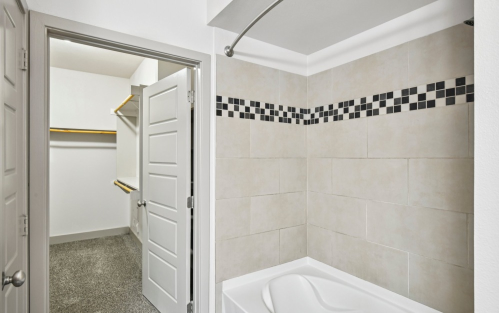 A12 - 1 bedroom floorplan layout with 1 bathroom and 898 square feet (Tub
, 2D)